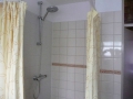 Nieuwe tegelwand plaatsen in een badkamer inclusief  douchegarnituur